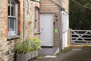 2 Rocks is found just off the village street, tucked along a private lane.