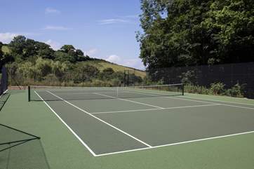 For the sporty members of the group, this shared tennis court is simply fabulous. Especially as equipment is supplied by the owner.