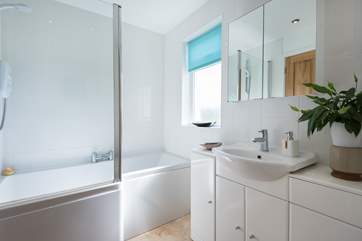 The famiyl bathroom.