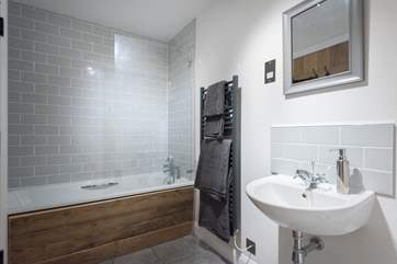 The en suite bathroom (with a fitted shower over the bath).