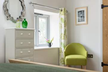 Lovely touches of green throughout the cottage reference the name; Hocking's Green is an old Cornish cider apple.