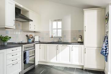 The stylish kitchen is also very well-equipped.