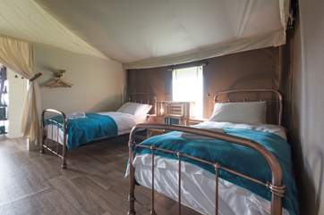 The twin bedroom has lovely copper bed frames.