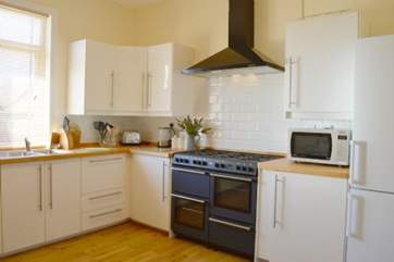 With a double oven and gas 8 ring hob, you can prepare a feast for a king.