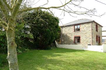 Nanteague Cottage is set to the side of the shared courtyard with Nanteague House (392).