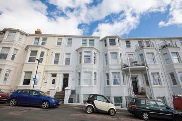 Seacsape is a ground floor apartment in Ventnor, with steps up to the front door