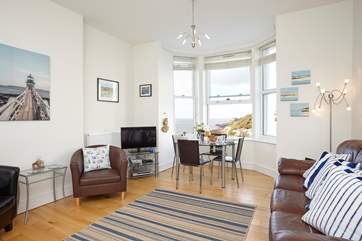The open-plan space has high ceilings, wooden floor and large bay window with extensive sea view!