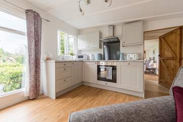 Built-in fridge, microwave, electric oven and hob - you have everything you need in this kitchen.