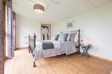 The fabulous double bedroom with gorgeous linens.