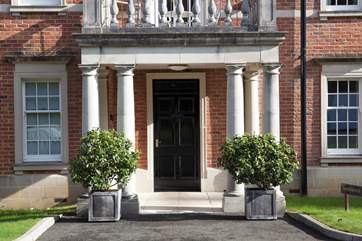 Step inside and let your Classic Cottage holiday start with style