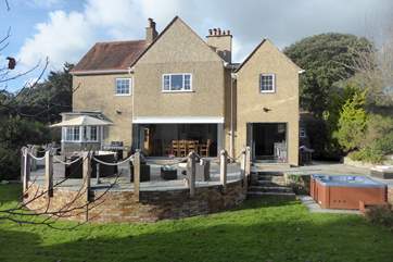 This fabulous terrace and the folding doors create a wonderful space, with super comfy garden furniture.