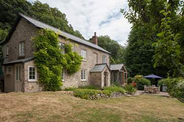 Barnell Cottage faces south west and has delightful views over Branscombe Vale.