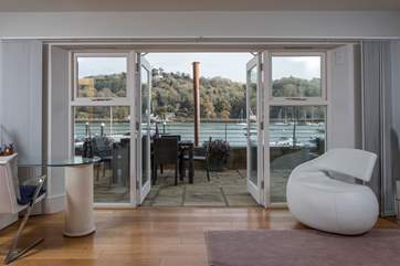 This apartment is really the cream of the crop. The perfect venue to enjoy this amazing area - especially as you can do it from the luxury of your sofa.