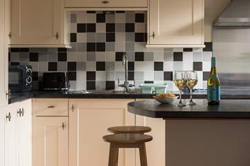 A breakfast-bar in the kitchen-area.