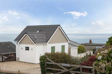 Ocean Retreat is a dog-friendly, detached, open plan eco-house set on the coastal footpath just a one minute stroll from spectacular clifftop walks.