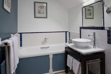 The en suite bathroom to the twin room.