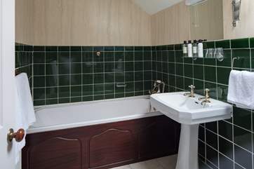 En suite bathroom to the master bedroom.