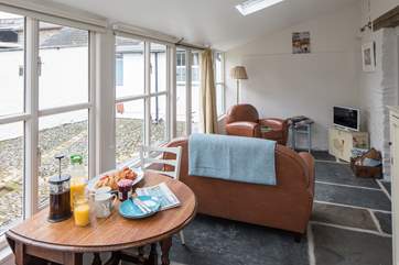 The cosy and warm open plan layout of the living areas makes this a really romantic retreat for two.