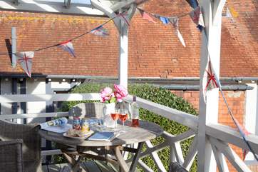 There is a barbecue to enjoy all together on your private decking.