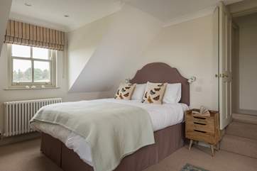 Bedroom 2 has a king-size bed (5').
