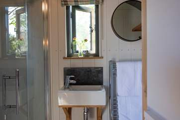 There is a stylish en suite shower-room.