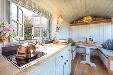 The kitchen area is complete with a two-ring hob, perfect for cooking a hearty fry up.