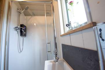 There is a stylish en suite shower-room.