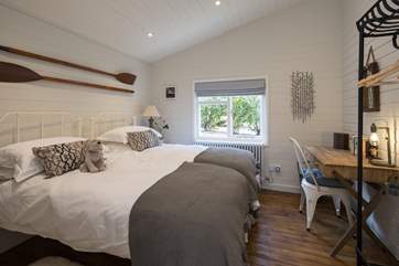 The twin room has 3ft beds and gorgeous linens.