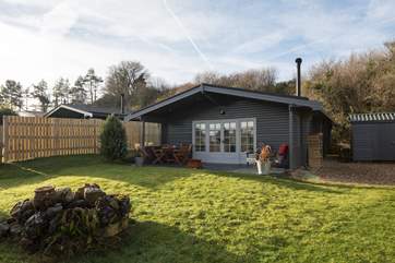 The enclosed garden allows you and your dog to relax together.