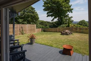 The enclosed garden allows you and your dog to relax together.