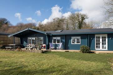 Late breakfast on the deck? The fully enclosed garden is safe for children and dogs.