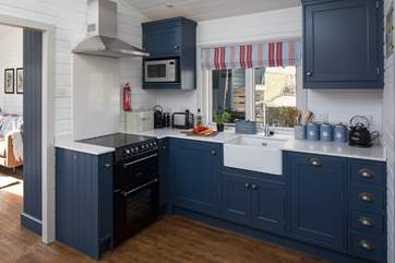 The fullly equipped kitchen-area has all you need to create a gourmet feast.