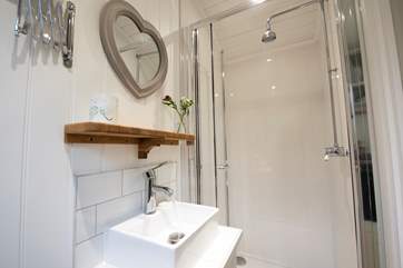 There is a stylish en suite shower-room.