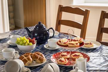 Gather round for a Cornish cream tea!