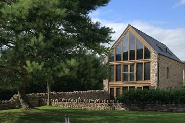 Hayloft is in an exclusive setting at Wellesley Park, with a fully enclosed garden, private parking and the use of a wonderful spa.