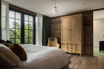 This en suite bedroom can also be set up as twin beds on request.