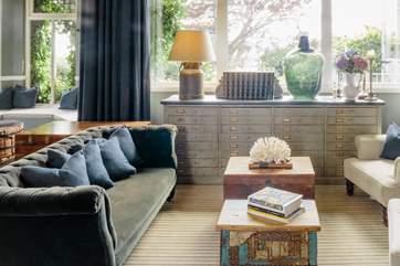 The hotel library.
