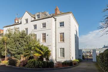 The lovely Georgian building where Stone's Throw is located, a south-facing, lower ground floor apartment with a secluded courtyard.