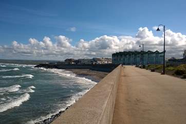 This is the promenade at Westward Ho! Just 2 miles away with a coastal path from Appledore. There is a fabulous golf course between Appledore and Westward Ho!