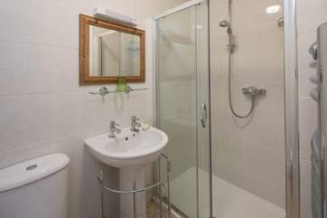 The en suite to bedroom 5.