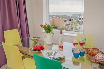 Start or finish the day with a meal around the dining-table. Eat and drink whilst enjoying the spectacular views.