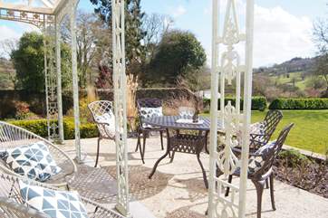Sitting out on the veranda is the perfect holiday pastime. The stunning gardens stretch out before you.