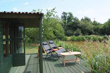 The little fishing lodge has been made so welcoming for picnics by the lake. This is shared with Lakeside House guests.