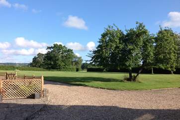 Pound Farm Cottage is surrounded by farmland and a network of footpaths and bridleways.