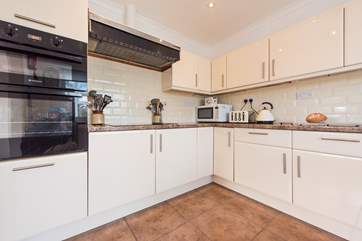 The well-equipped kitchen-area.