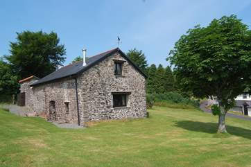 This detached barn conversion has a very private patio at the back, open gardens around it and a huge fenced meadow where guests, children and dogs are welcome to play and picnic.