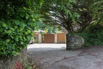 The approach to Firwood's main parking area is clearly signposted. Please stick to the right of the parking area to avoid blocking any of your neighbours in.
