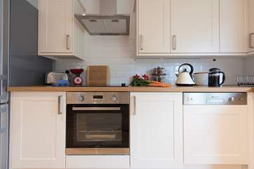 The well-equipped kitchen.