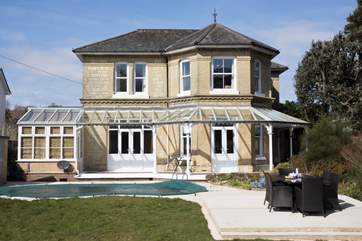 The Holly is an impressive three bedroom Victorian house with outdoor swimming pool