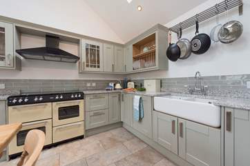 The extremely well-equipped kitchen/dining area.